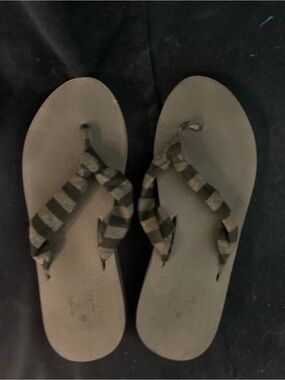 Kuailu flip-flops.
